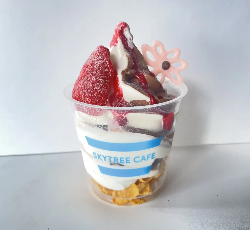SKYTREE CAFE的草莓可可mix霜淇淋