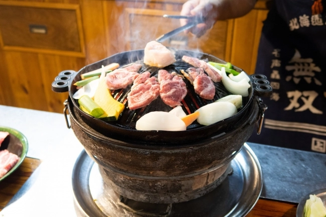 成吉思汗烤肉的獨特圓形鐵盤