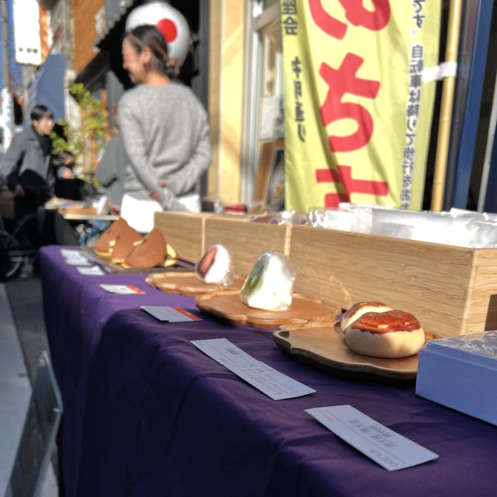 西荻窪神明通朝市的菫花堂攤位