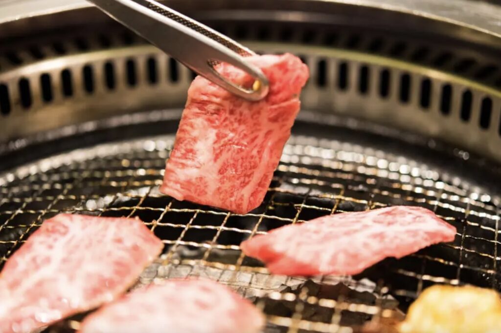 東京燒肉店 Yoroniku 由店員烤肉